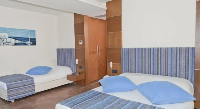 Трёхместный номер Standard с балконом и с видом на город Astros Beach Boutique Hotel