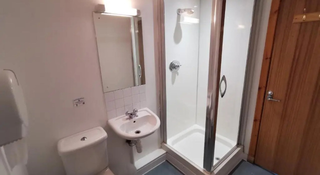 Кровать в общем номере Morags Lodge