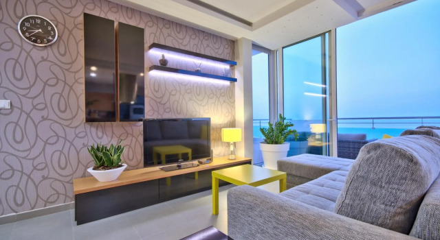 Magnificent Seafront 2-bedroom Sliema penthouse, Забронировать Отель Слима Мальта, рядом с Торговый центр The Point
