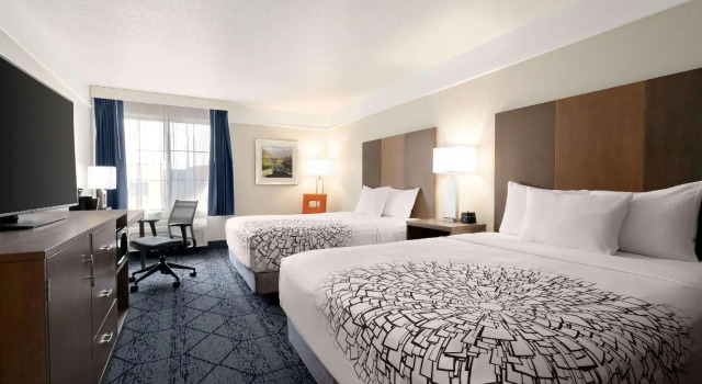 Четырёхместный номер Standard La Quinta Inn and Suites by Wyndham at WaTiki Waterpark
