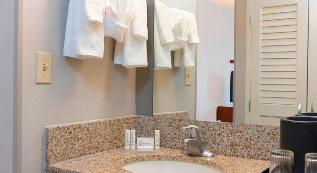 Четырёхместный номер Standard Courtyard by Marriott Louisville Downtown