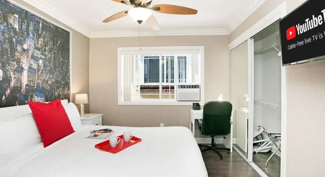 Awesome Multi Level - Large Patio - Fast WIFI - Work Desks - Self Check In! (CM-2)