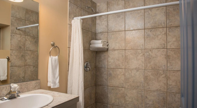 Четырёхместный номер Standard с балконом и с красивым видом из окна Hilltop Inn - Salmon Arm