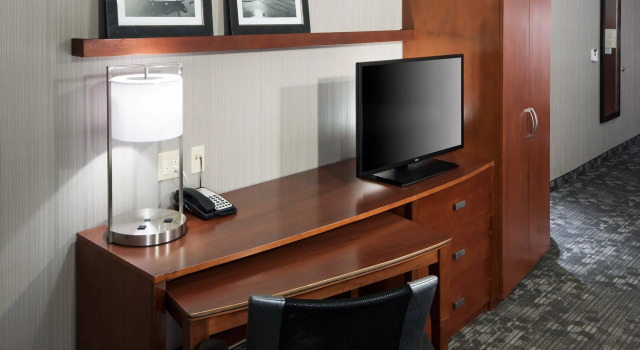 Четырёхместный номер Standard с балконом и с красивым видом из окна Courtyard by Marriott Santa Clarita Valencia