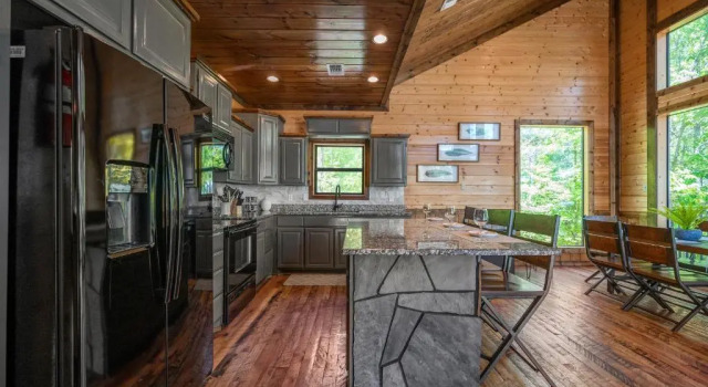 Over The Edge, 3 King w Ensuite Bath, Hot Tub, Fire Pit, Pet Friendly, Prenota Casa vacanze Hochatown Oklahoma