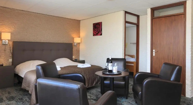 Четырёхместный номер Standard с видом на сад Hotel Cafe Restaurant Duinzicht