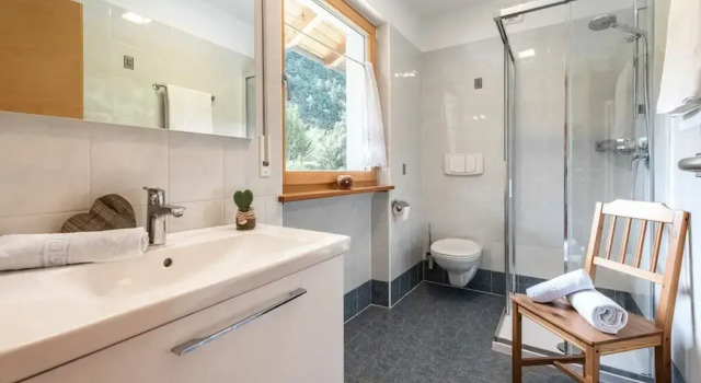 Коттедж с балконом Pond View Modern Retreat