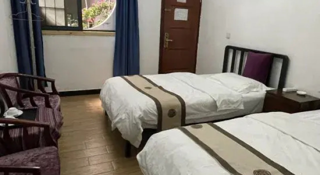 Кровать в общем номере (мужской номер) Xiaoxiongjia Youth Hostel