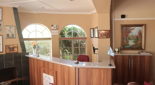 Rose Petals Guest House, Забронировать Гостевой дом Ист-Лондон провинция Восточный Кейп, рядом с Торговый центр Hemingways Mall