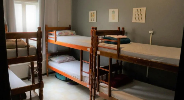 Fica, Vai ter Bolo Hostel