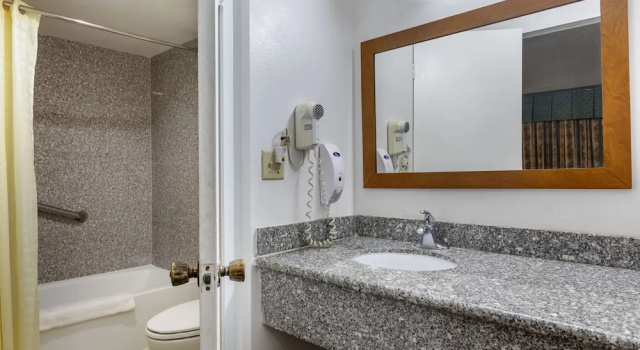 Номер Classic Riverside Inn & Suites