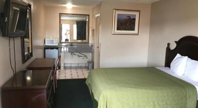 Двухместный люкс Deluxe Travelers Inn Winston-Salem University