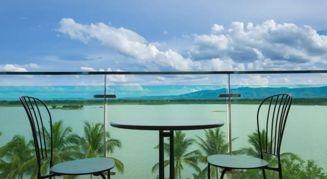Люкс с балконом Phuglong Hotel