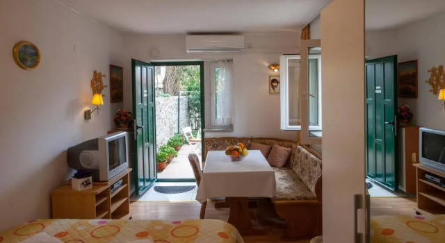 Студия Apartments Leo