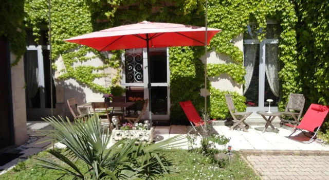 Апартаменты Comfort Les Bellevue Cité "4 Apartments, 1 with Garden & Private Parking, Aircon, WiFi, Free Public Car Park, 1 km from Cité"