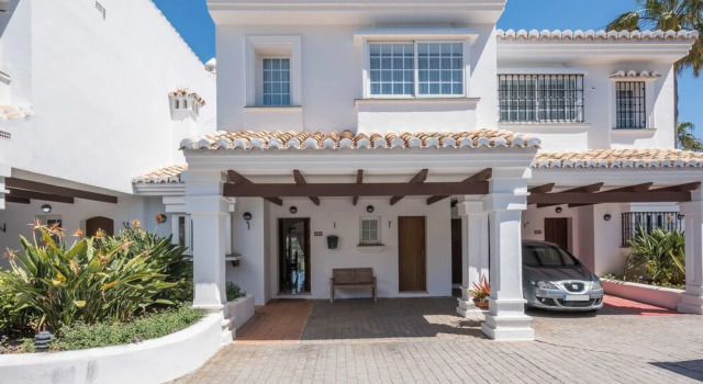 Rincón del Golf - Luxury 3BR Townhouse With Roof Solarium, Terrace, 10 min Walk to the Beach, Wifi, Забронировать Отель Михас Коста-дель-Соль, рядом с Cabo Rocoso Beach