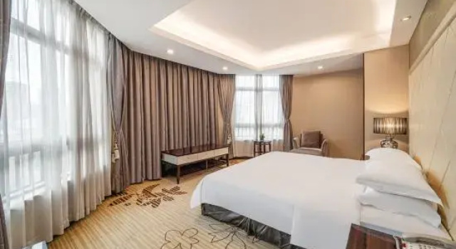 Люкс c 1 комнатой с балконом Country Garden Phoenix Hotel