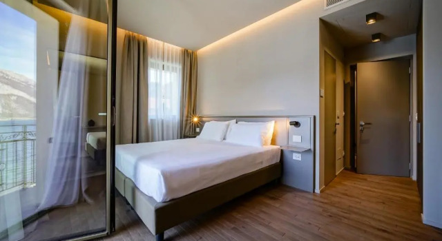 Двухместный номер Superior с балконом и с видом на озеро Hotel Promessi Sposi