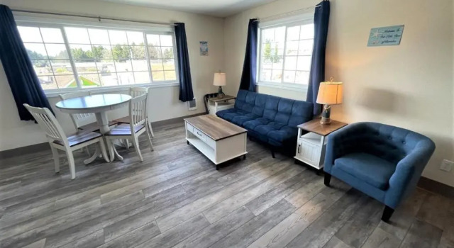 Двухместный люкс Coastal Inn and Suites