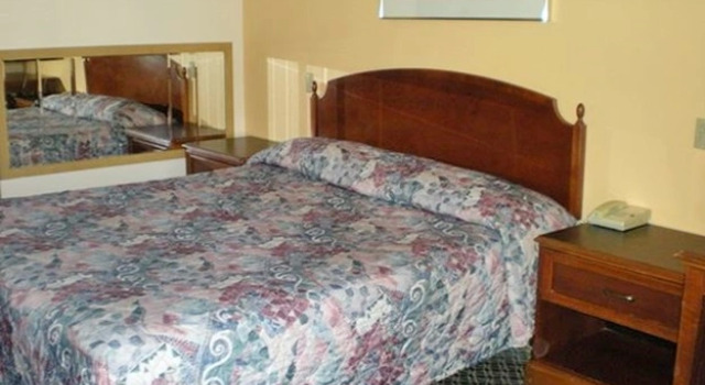 Люкс Deluxe Passport Inn & Suites Corona Hotel