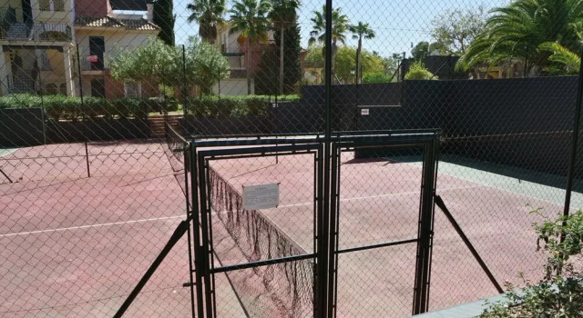 Апартаменты Family Poolside Apartment