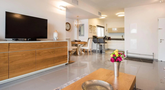 Beautiful Apts w/ Large Balcony & Parking by Sea N' Rent, Забронировать Отель Тель-Авив Тель-Авивский округ, рядом с Музей Палмач