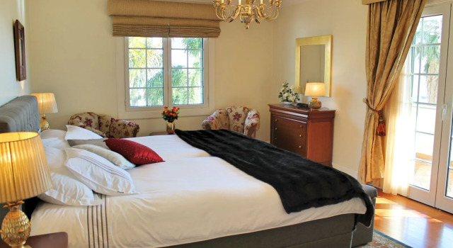 Height of luxury, stunning spacious villa with large indoor pool |Villa Luzia, Boek Villa Vakantiehuizen in Madeira, Cottage