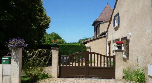 Les Sureaux Le Gite 3 étoiles par CDT24, Rezerwuj Hotel Hotele w White Perigord z basenem, Basen