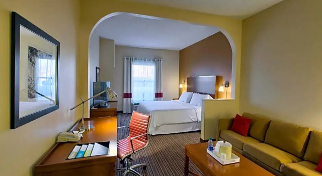 Четырёхместный полулюкс c 1 комнатой с балконом Four Points by Sheraton Charlotte/Pineville