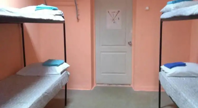 Cama en dormitorio compartido (dormitorio compartido masculino) Hostels Let's Go Here