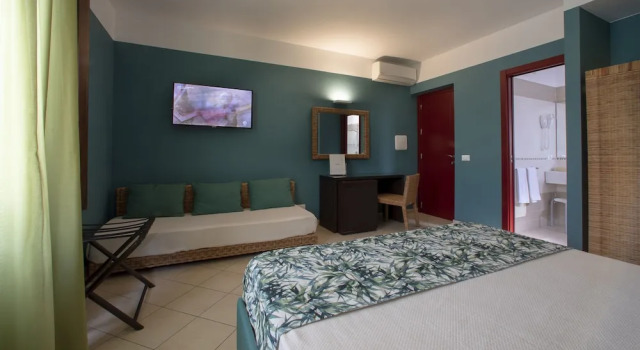 Трёхместный номер Standard с балконом Insula Hotel