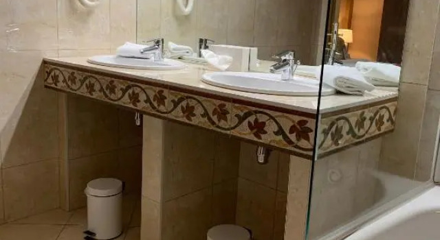 Номер Deluxe Kyriad Saumur Hyper Centre Hôtel, Appartements, Séminaires et SPA soins Sothys Paris