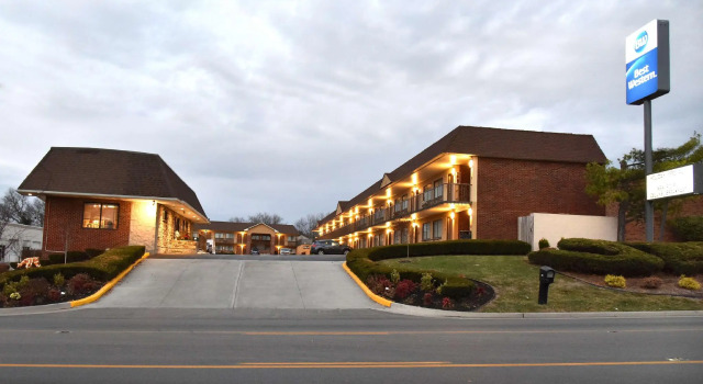 Кровать в общем номере Best Western Winchester Hotel