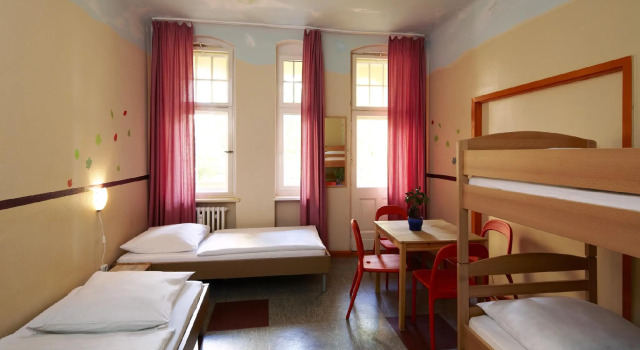 Кровать в общем номере Three Little Pigs Hostel - Your Berlin Castle