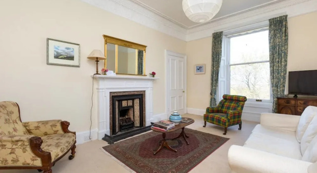 Lovely New Town 2 Bedroom Flat With Fireplace