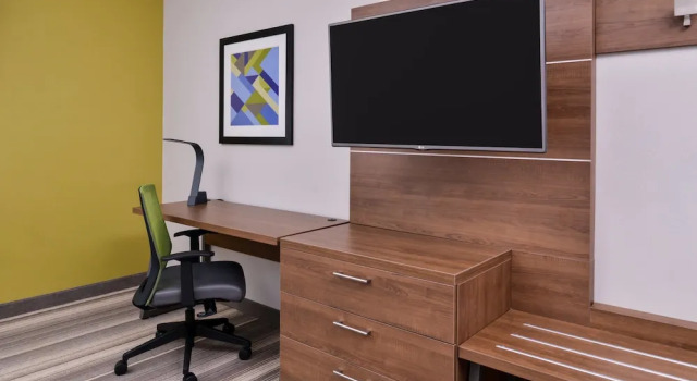 Четырёхместный номер Standard Holiday Inn Express Hotel & Suites Elgin by IHG