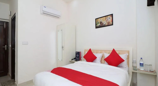 OYO 13406 Hotel Golden Leaf