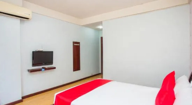 Номер Standard Oyo Desheng Hotel