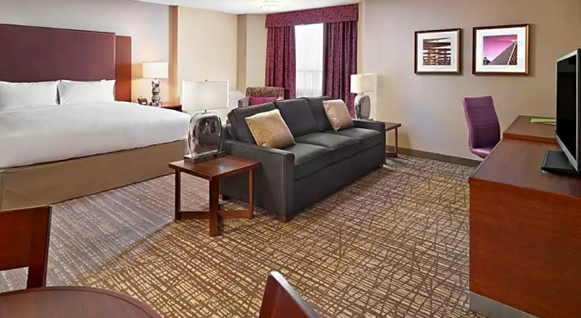 Полулюкс DoubleTree by Hilton West Edmonton