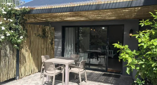 Студия Capricorn Studio One - 150m to Solar Beach, Patio & Braai, Wifi, DSTV & Netflix