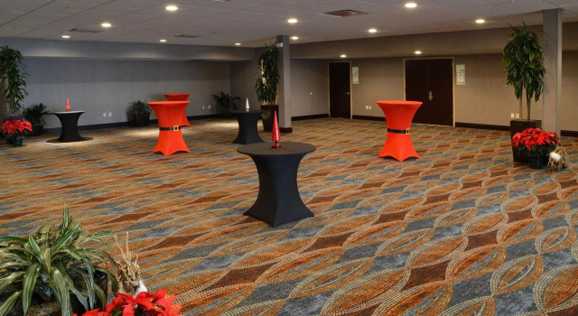 Holiday Inn Canton (Belden Village) by IHG, Забронировать Отель Отели Кантона 3 звезды, рядом с Развлекательный центр Норт-Кантона, 3*