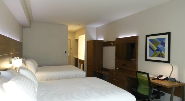 Четырёхместный номер Standard Holiday Inn Express & Suites Brentwood