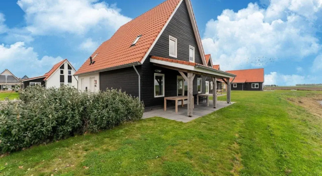 Spacious Holiday Home With Sauna, Book Vacation Home Noordgouwe 