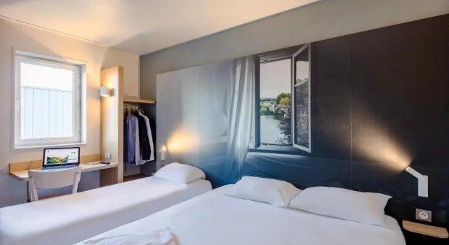 Трёхместный номер B&B HOTEL Poitiers 1 Futuroscope