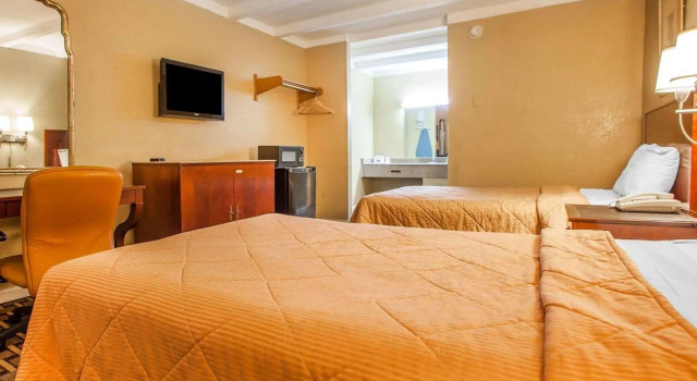 Четырёхместный номер Standard Rodeway Inn Nashville