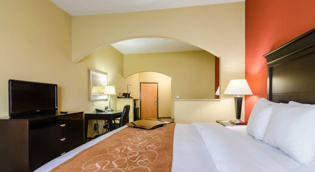 Люкс Comfort Suites Salina South