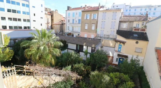 Апартаменты Luxury, central 3 bedroom, 3 bathrooms 5 mins from the Palais 410