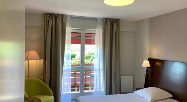 Номер Superior с балконом Hôtel Le Ménestrel