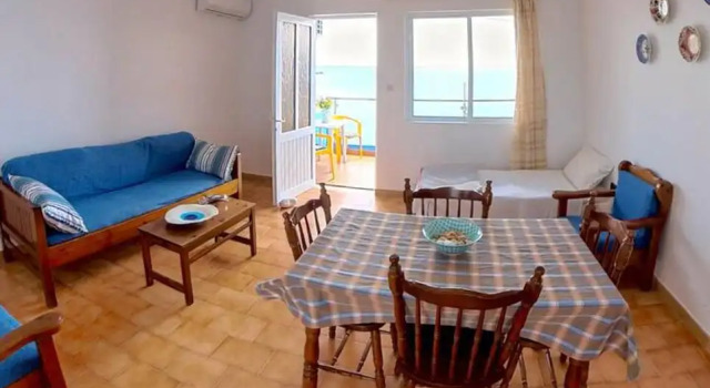 Апартаменты Blue House Beach Apartment - Sleeps 4 & Balcony