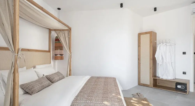 Люкс с балконом Athina Milos Suites